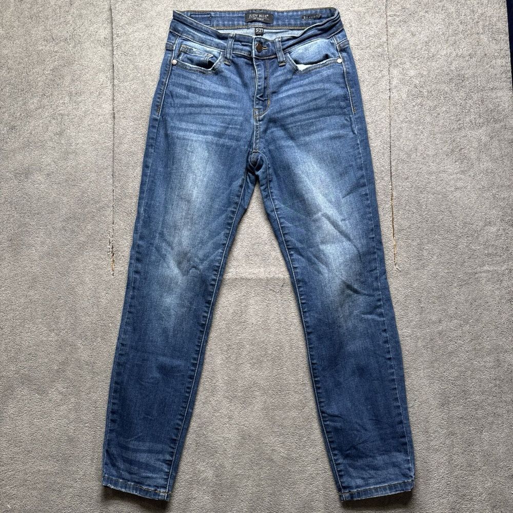 Judy Blue Jeans 5 / 27  Relaxed Fit Angie Straight Leg Distressed Mid Rise Denim